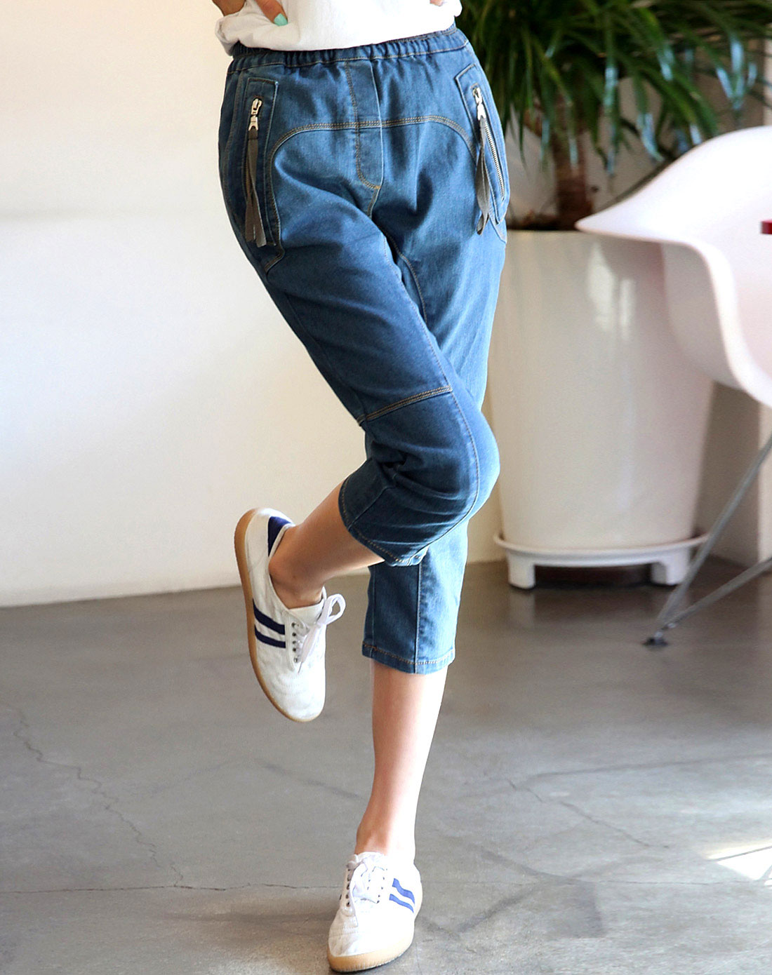 蓝色浅色松紧腰七分牛仔裤