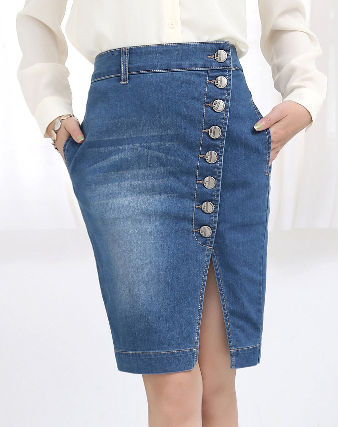 蓝色纽扣牛仔半身裙