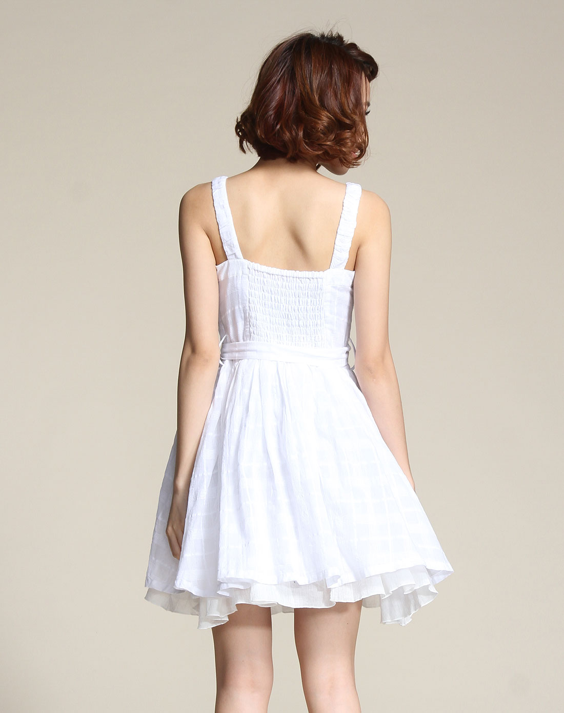 白色时尚吊带连衣裙