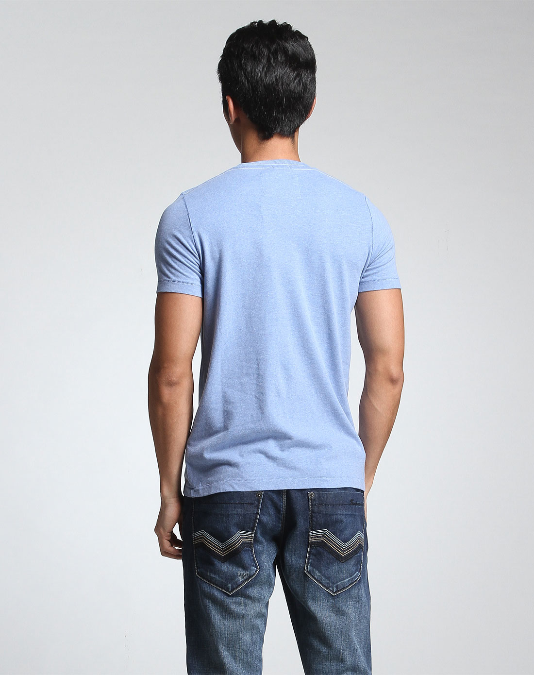 浅灰蓝色简洁贴布字母短袖t恤