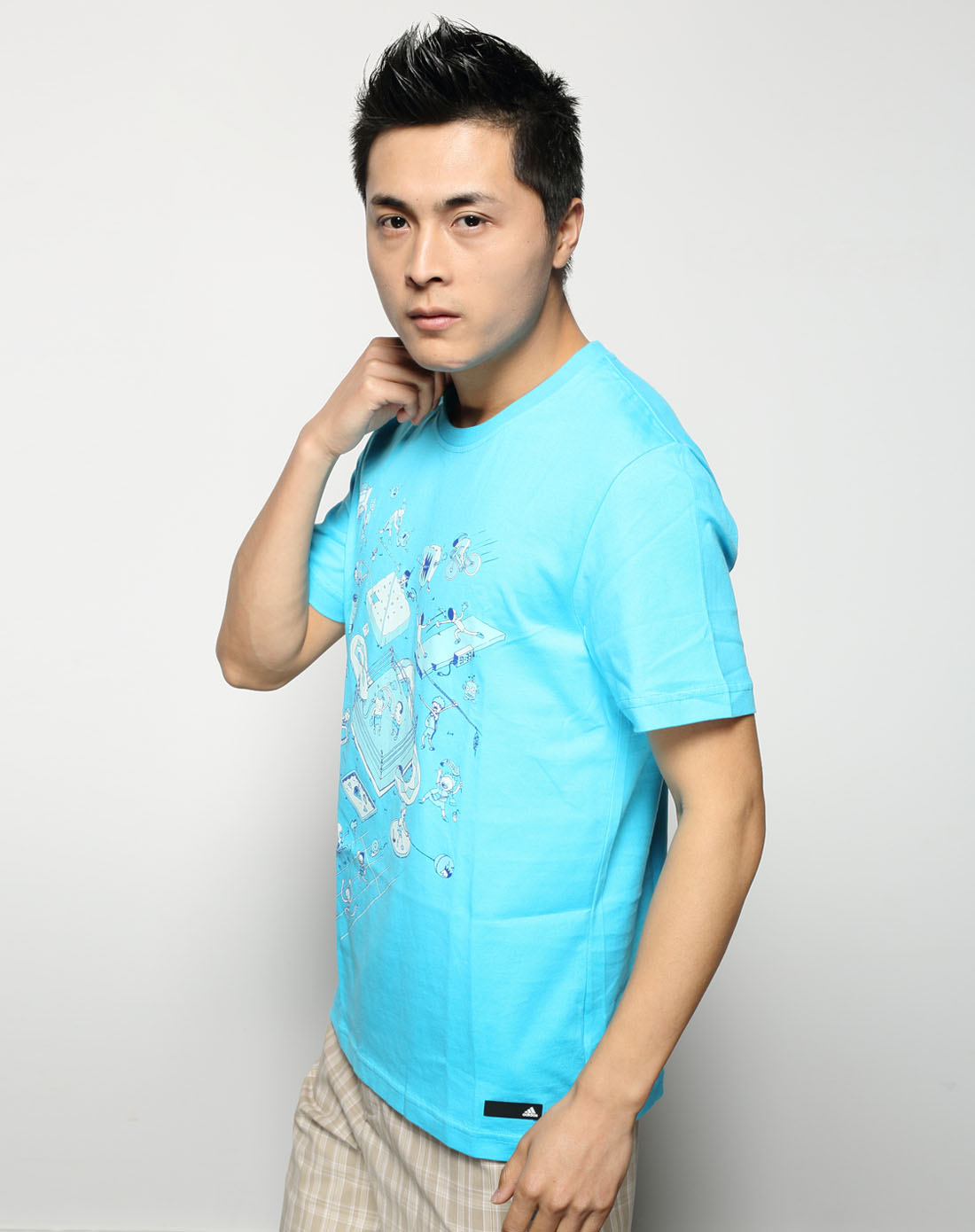 男子青色短袖t恤