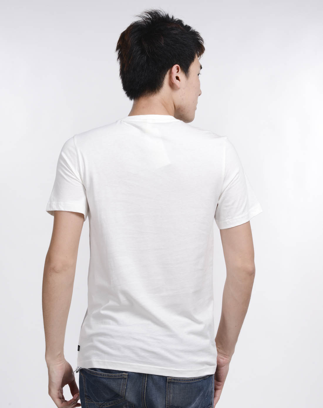 男子白色短袖t恤
