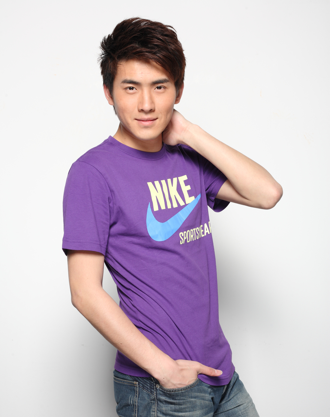 男子紫色短袖t恤