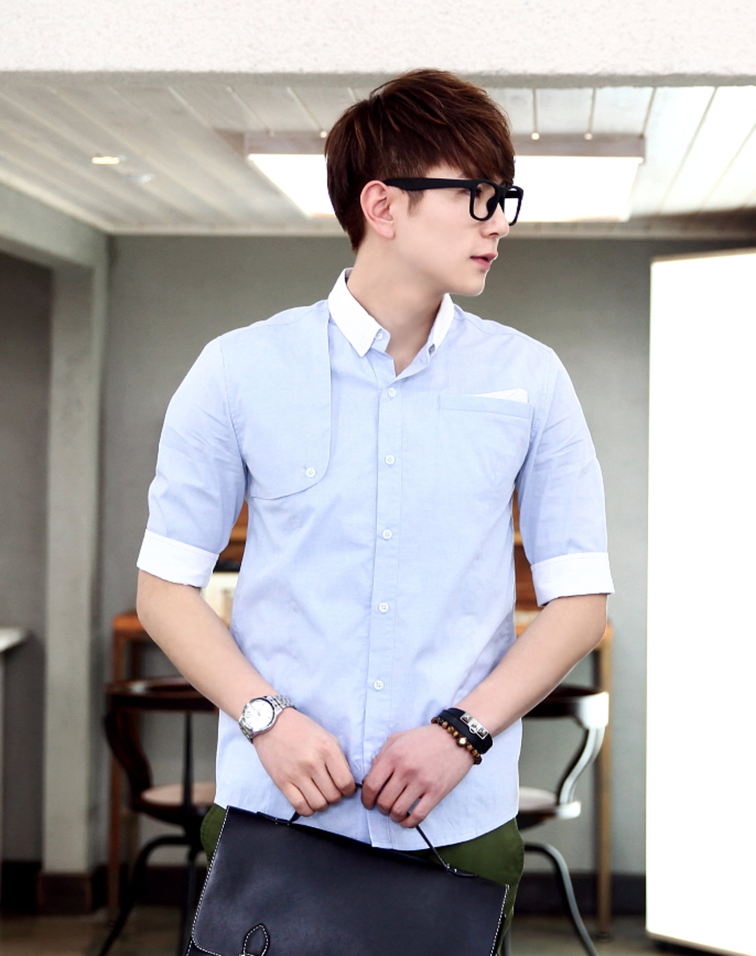 蓝色七分袖衬衫