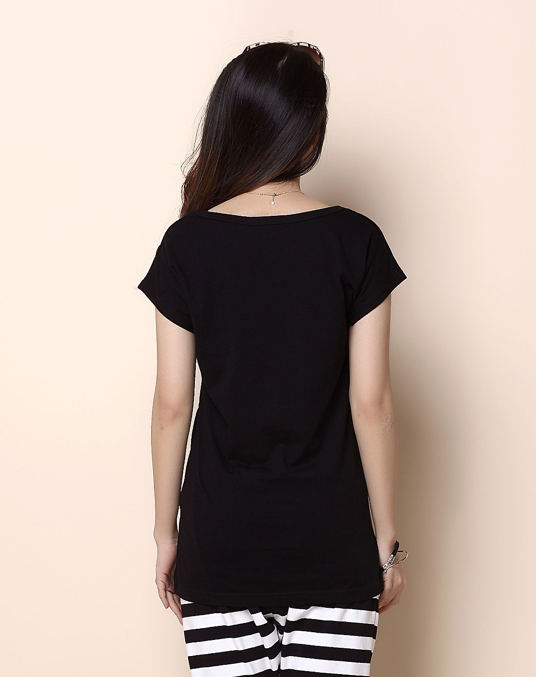 女士黑色字母t恤