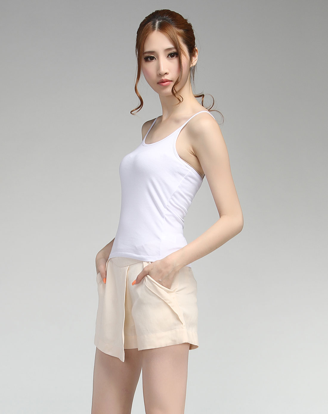 百搭打底白色吊带背心