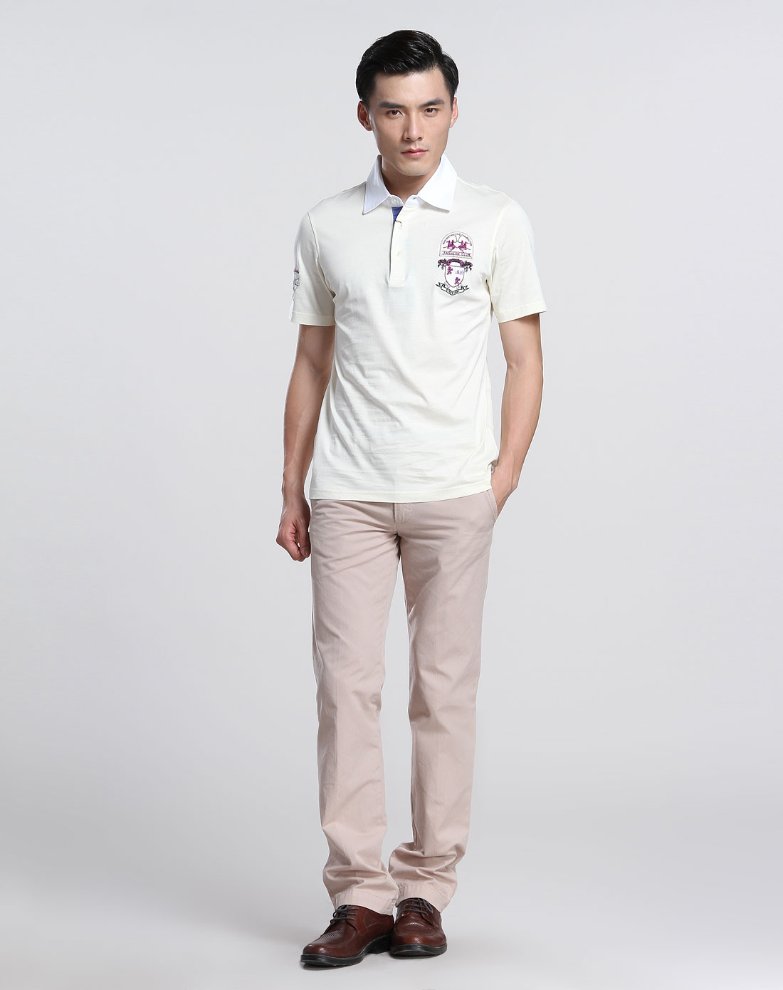 米白色翻领休闲短袖t恤