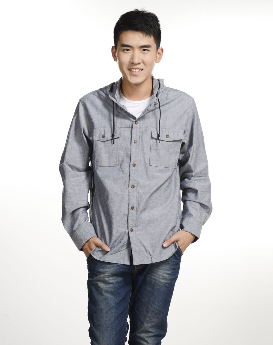 男子灰色连帽衬衫