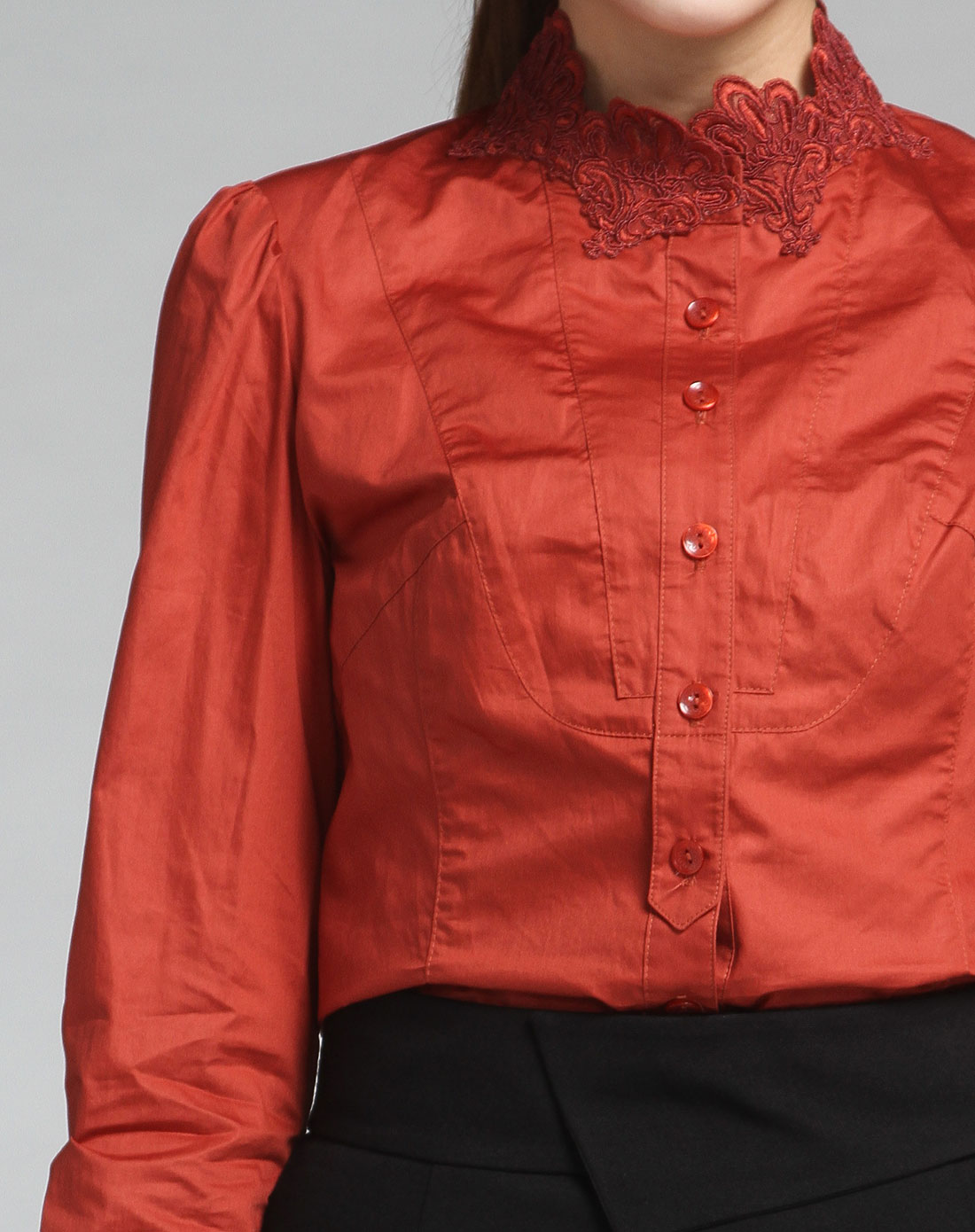 领部绣花装饰砖红色长袖衬衫