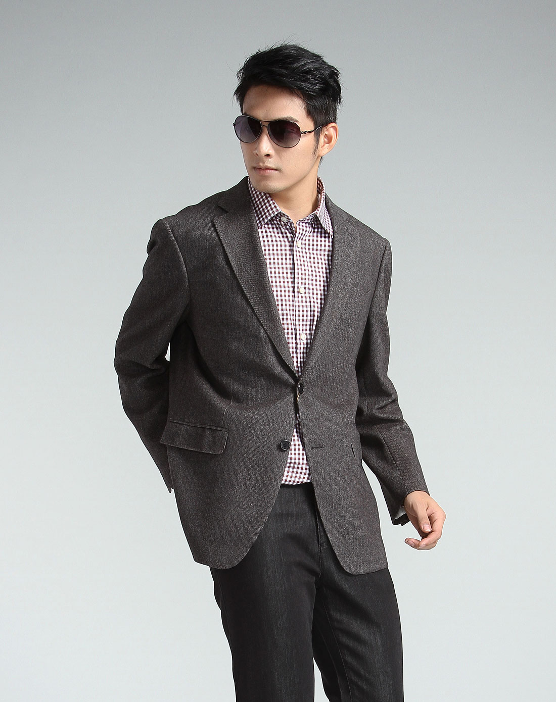 深灰色成熟稳重长袖西装