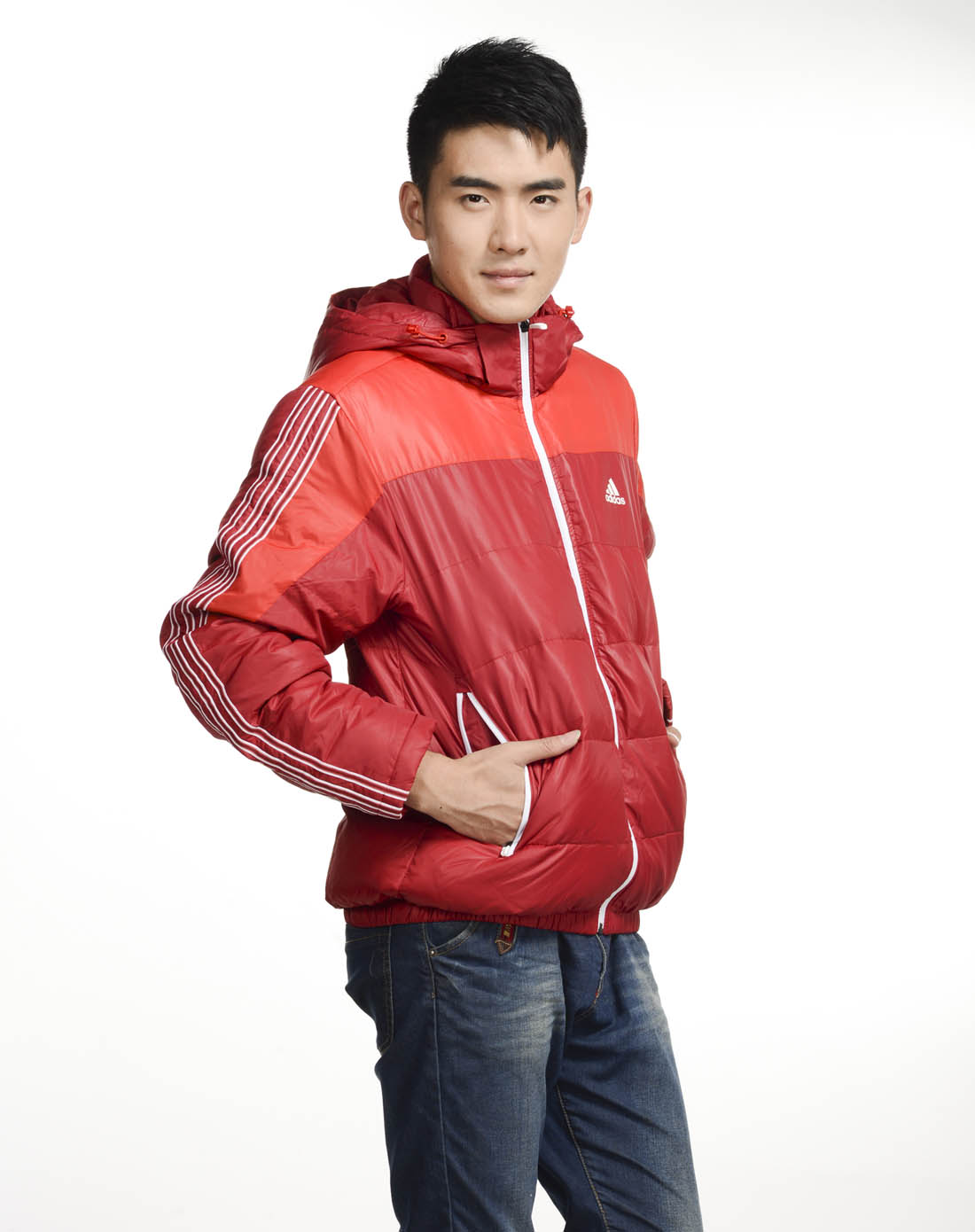 男子红色羽绒服