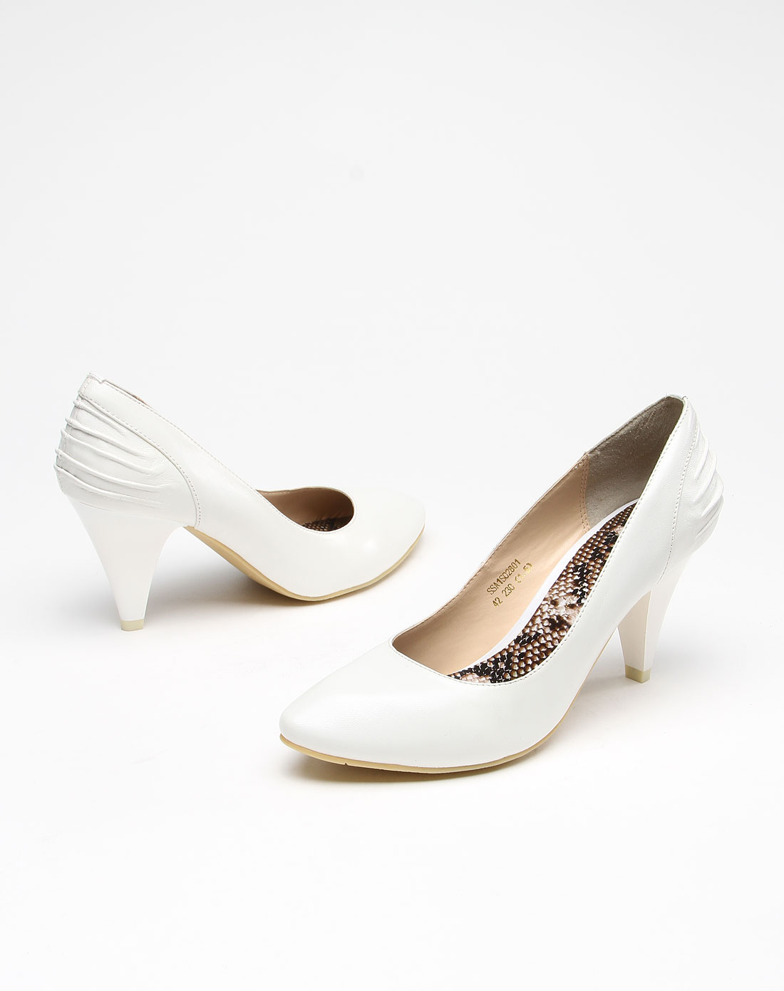白色后跟皱褶高跟皮鞋