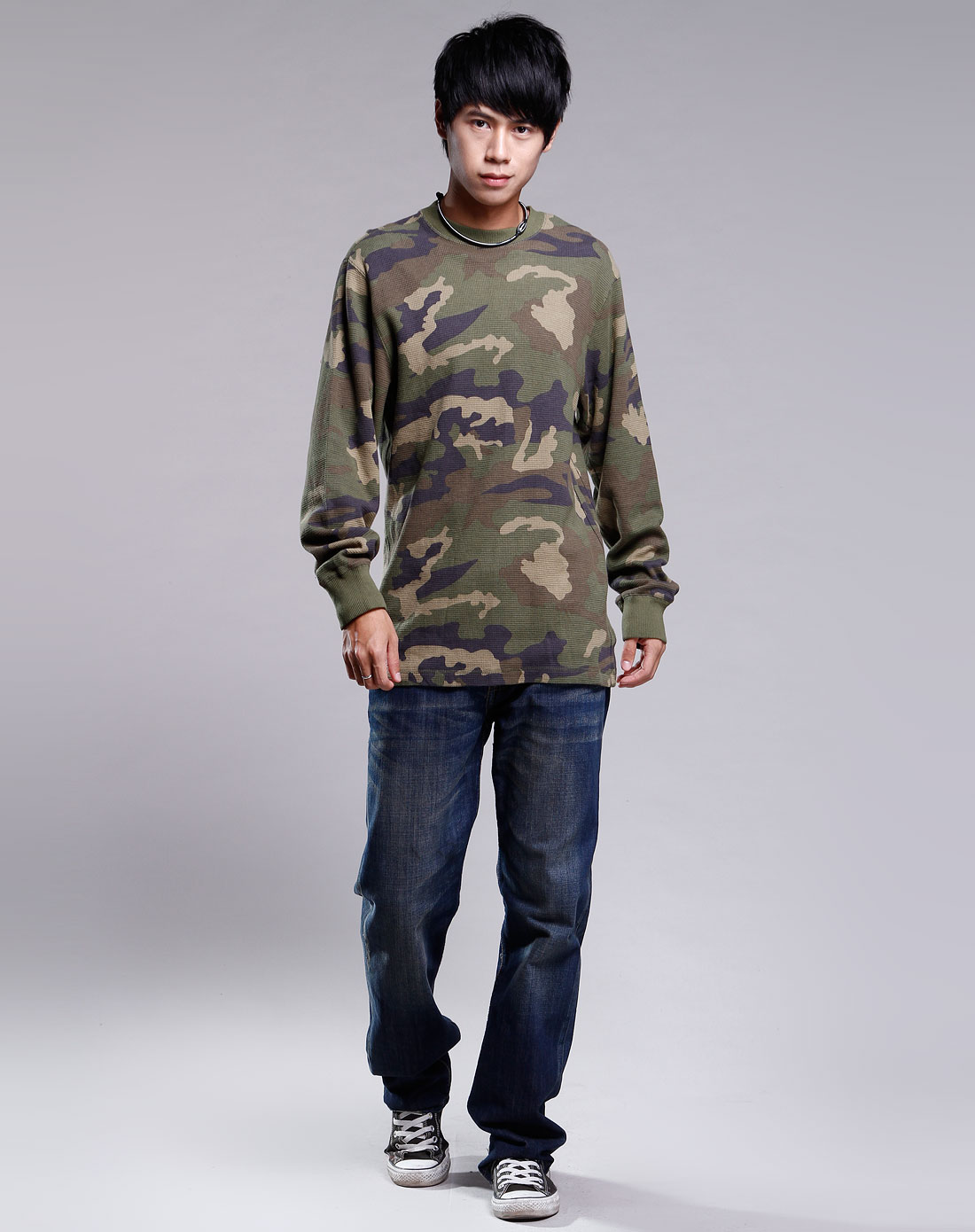 草绿色迷彩时尚长袖圆领上衣