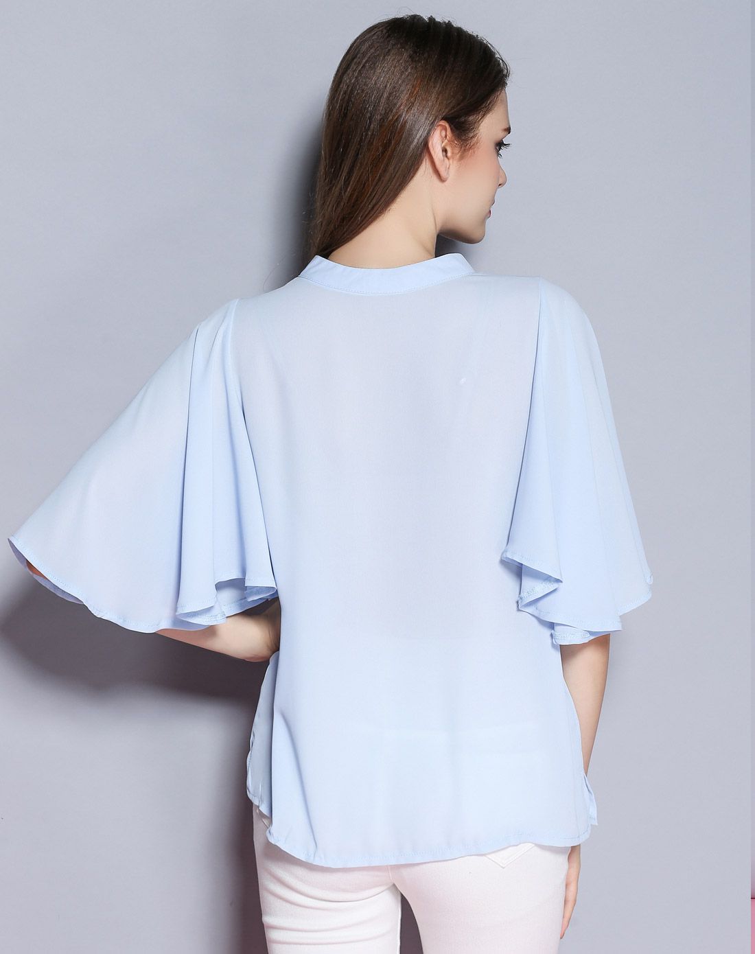 浅蓝色v领时尚宽袖上衣