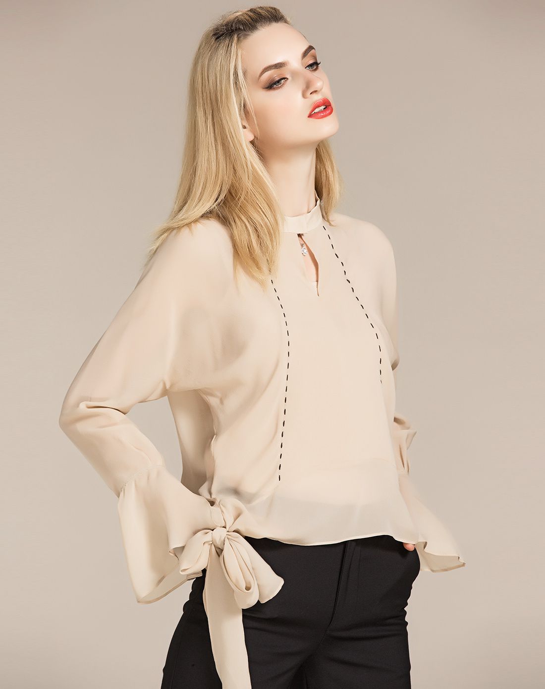 杏色长袖半开领舒适透气真丝上衣