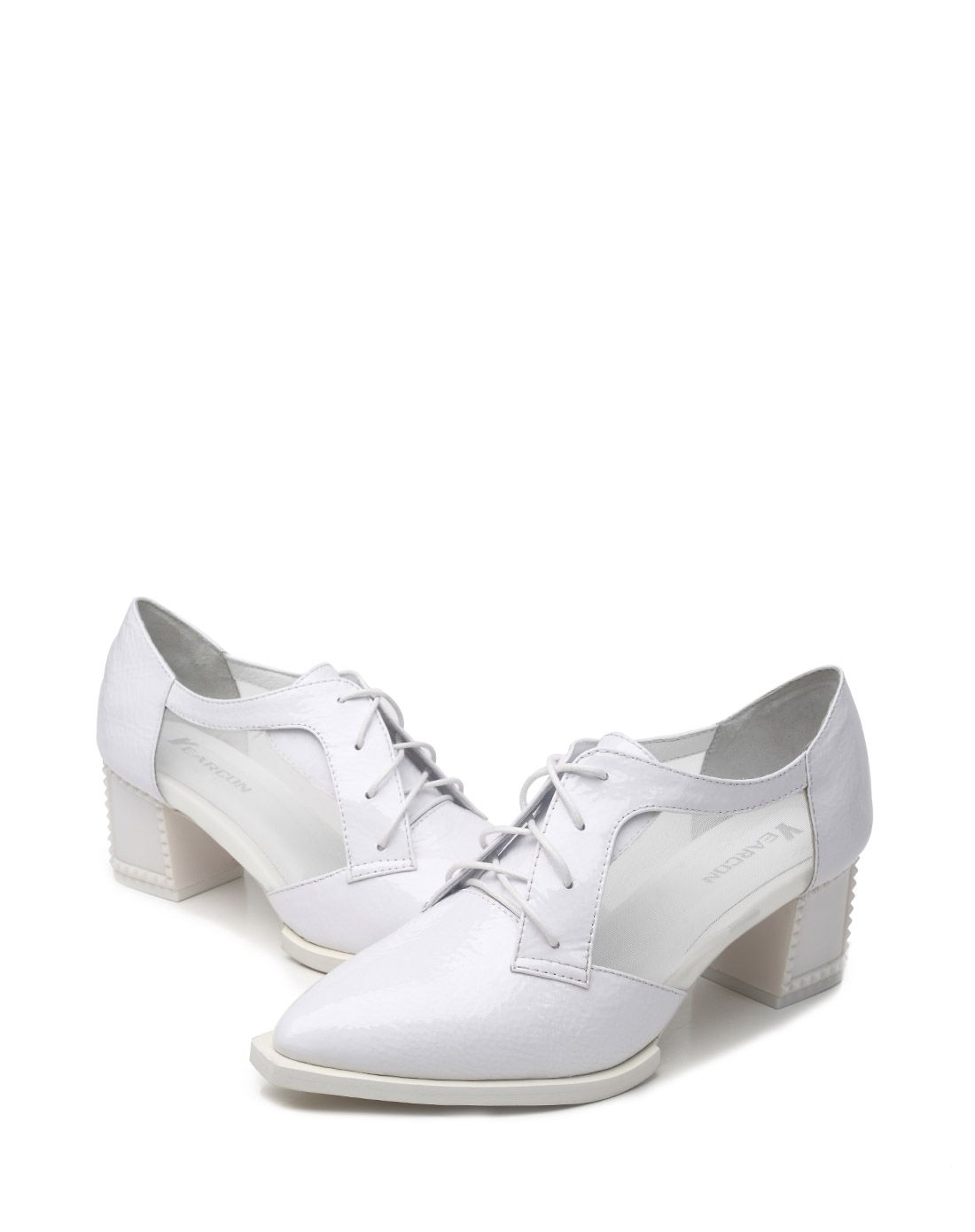 时尚漆皮白色粗跟深口单鞋