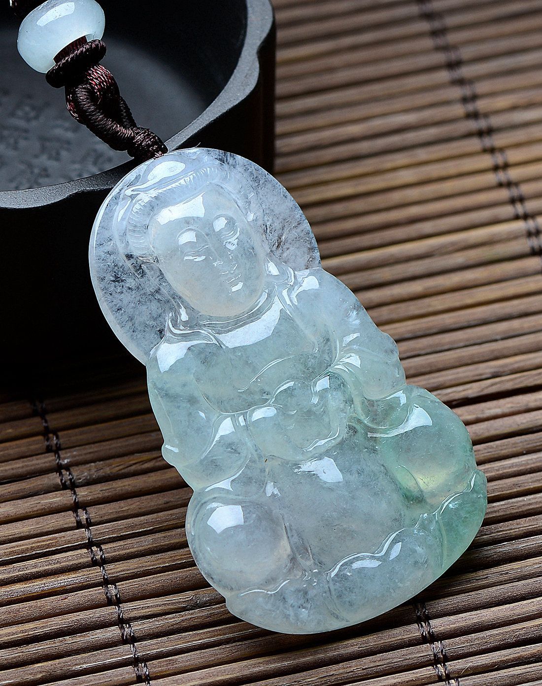 天然a货翡翠冰种飘阳绿细腻正装观音吊坠