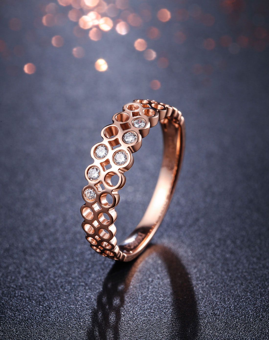 > 玫瑰18k金创意情侣钻戒