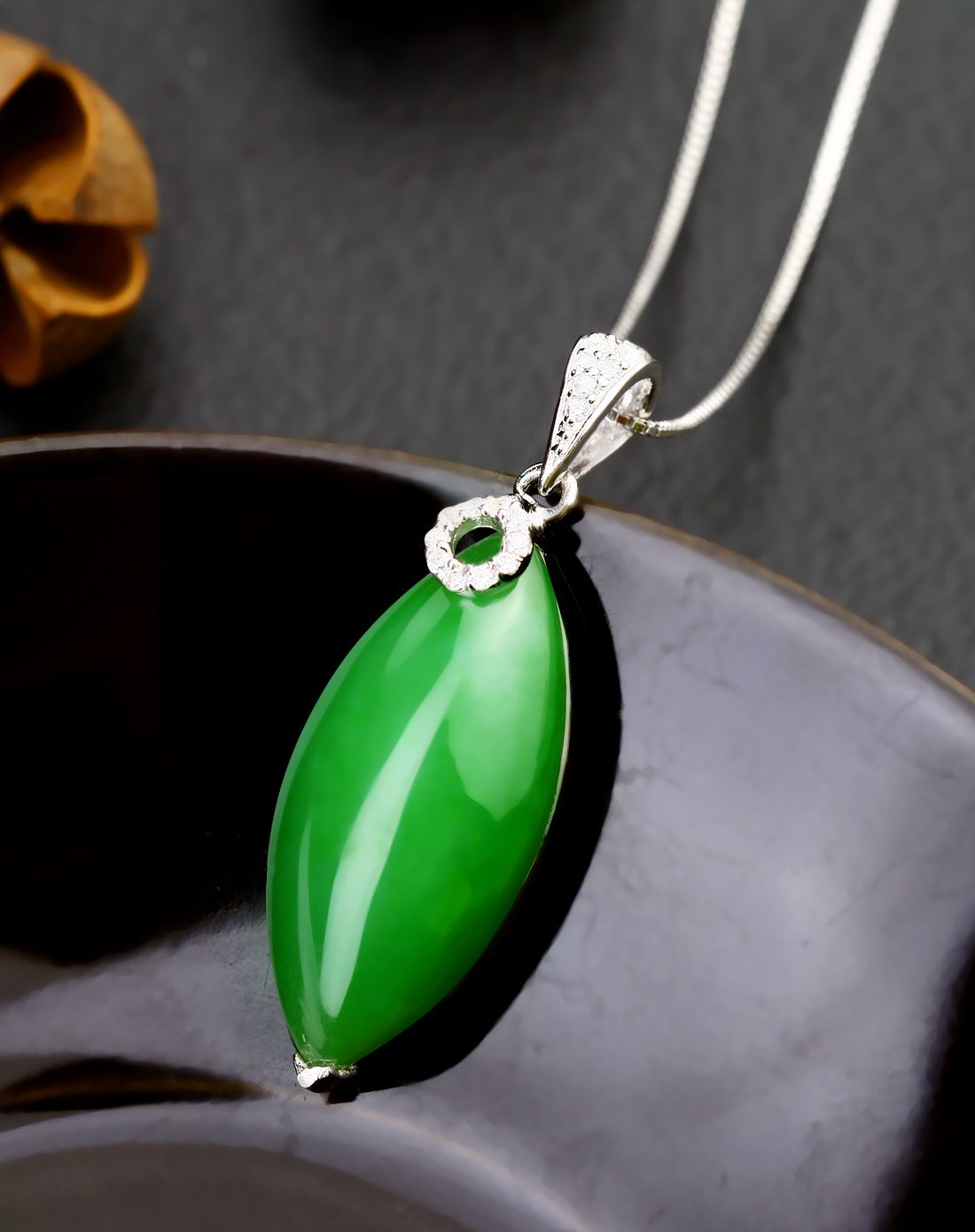 伊戴娇 天然老坑和田碧玉马眼吊坠