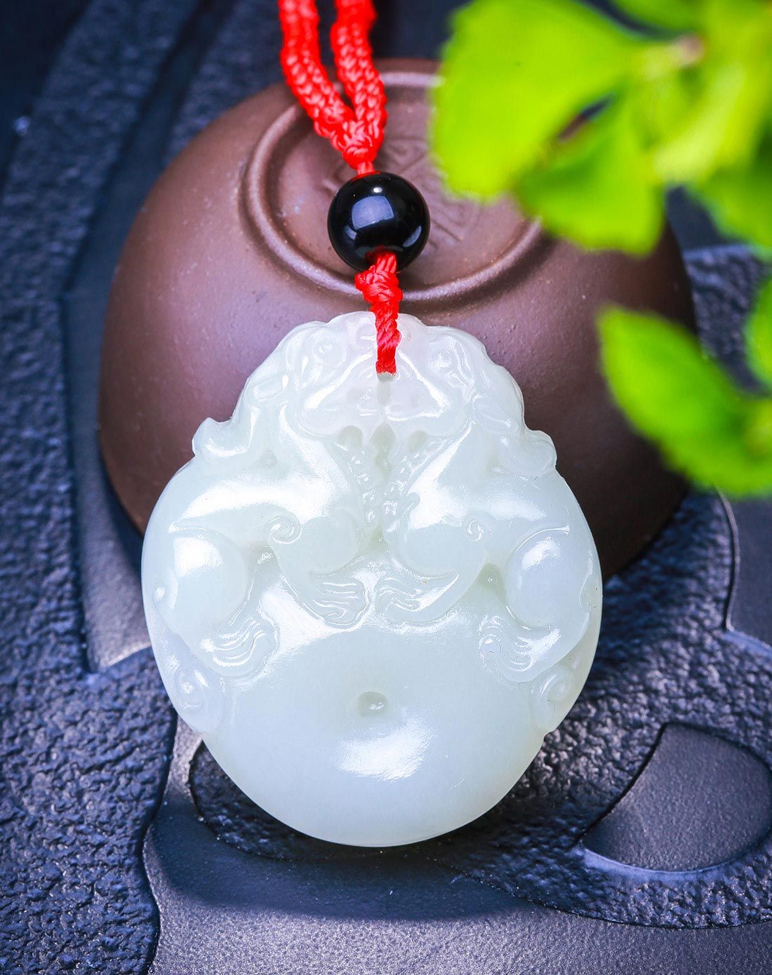 天然和田玉双龙戏珠吊坠