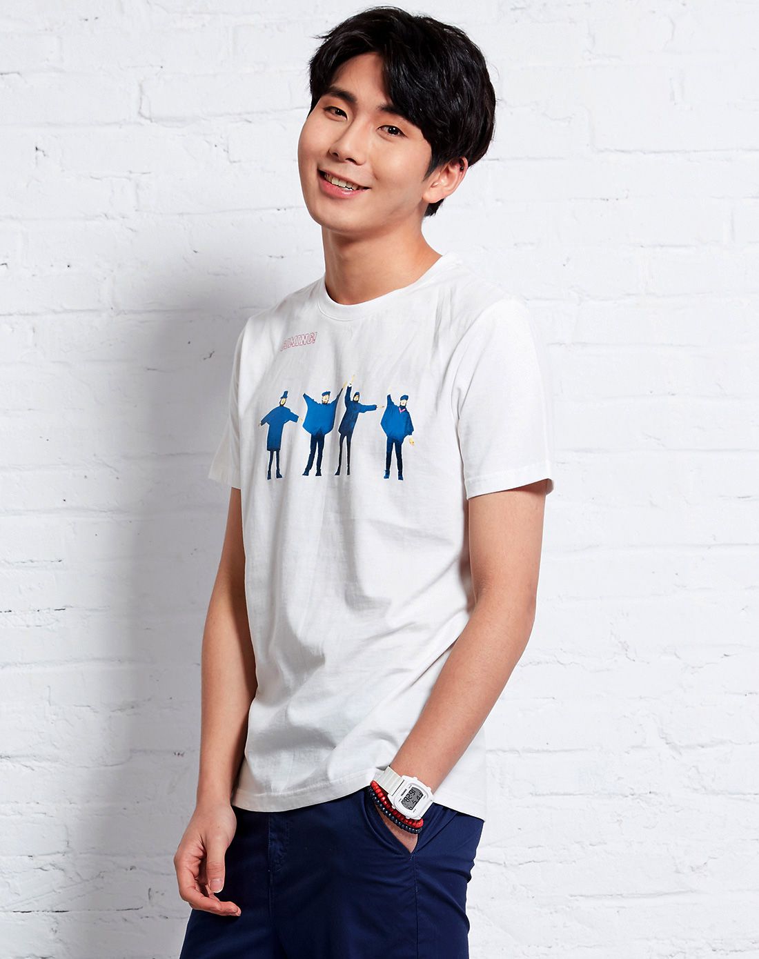 男款本白短袖人物动作图案圆领t恤