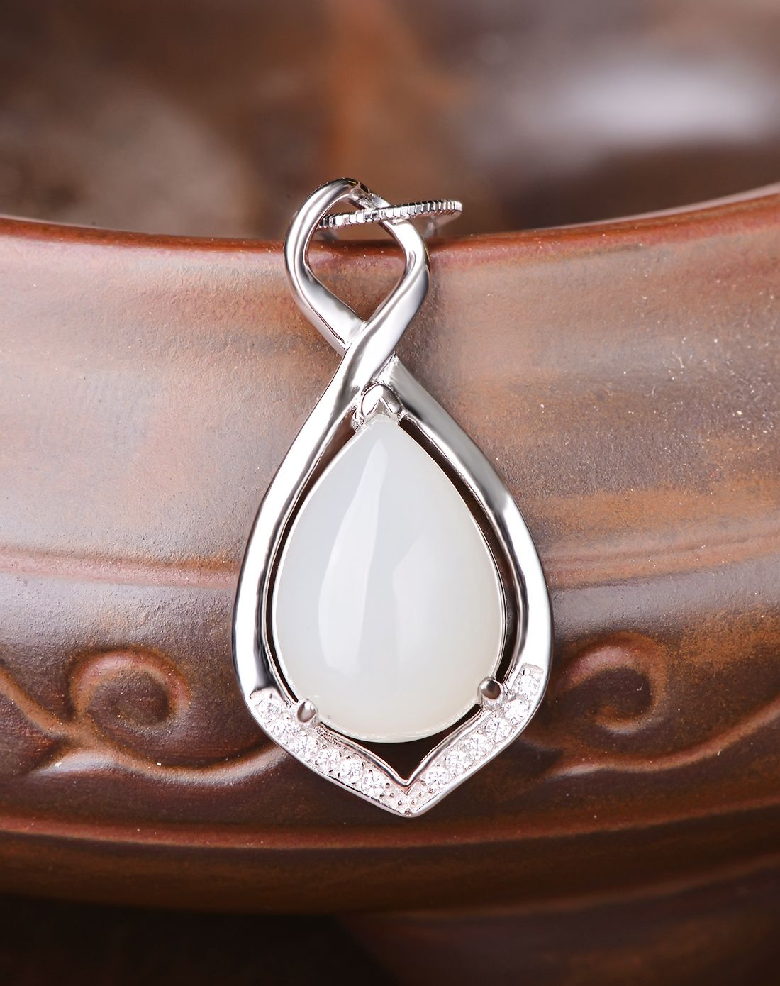 伊戴娇 天然老坑和田白玉水滴吊坠