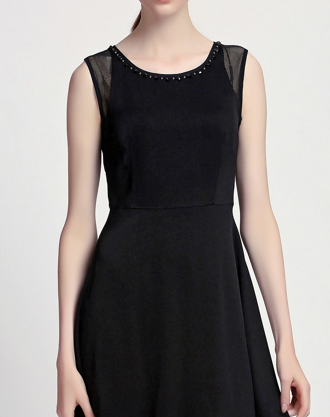 黑色圆领无袖连衣裙