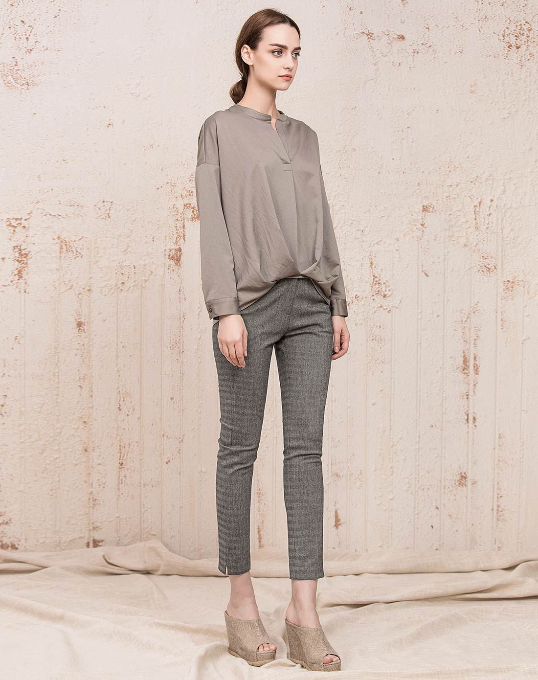 烟灰色人字纹时尚休闲裤