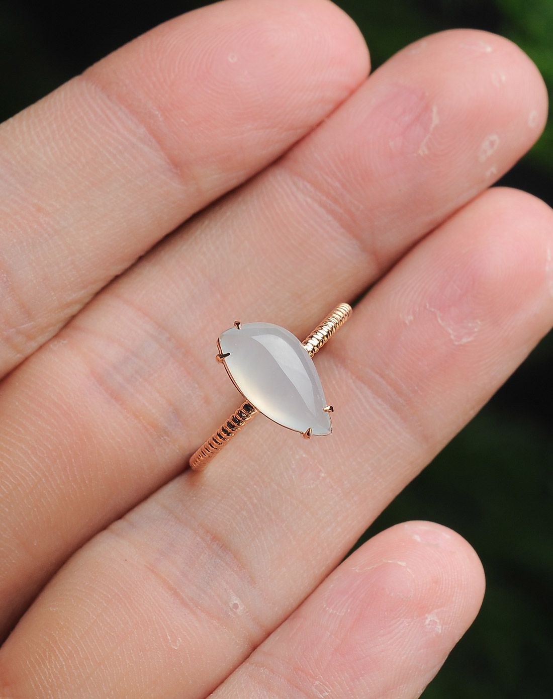 亿珍阁玉石专场亿珍阁 18k金镶嵌天然冰糯种翡翠随形戒指(附证书)pplh