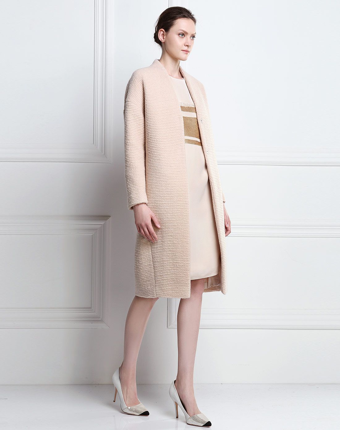 香草色中长款毛呢外套