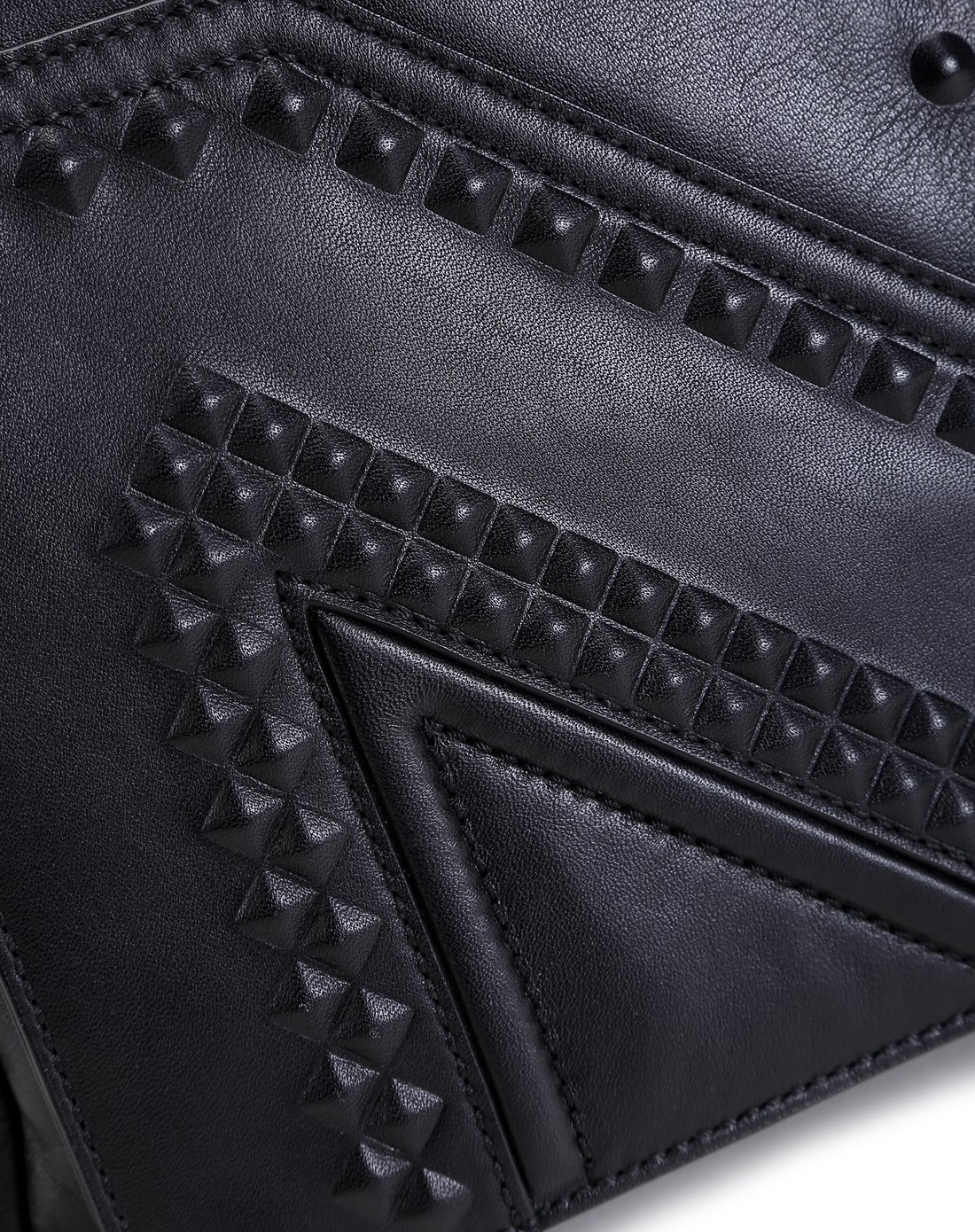 mcm男款黑色皮质铆钉装饰牛皮单肩包