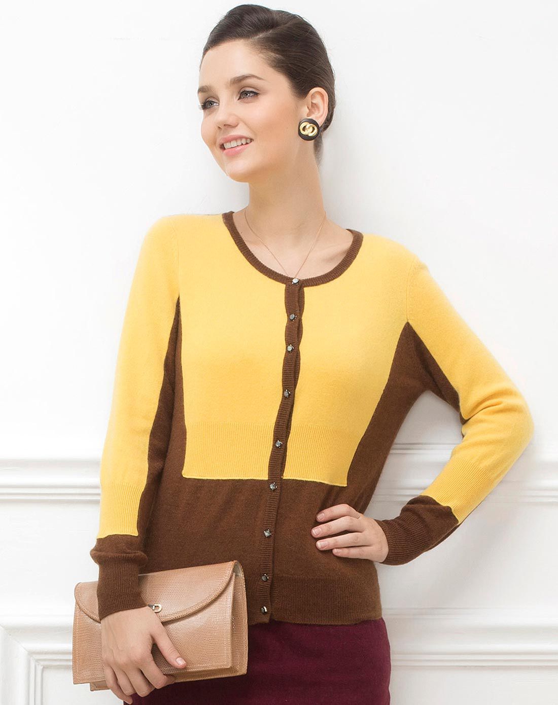 女黄加咖色山羊绒圆领开衫