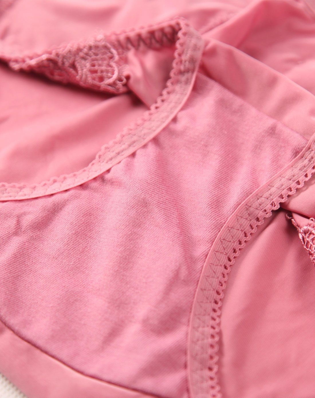 女款茜粉色刺绣无痕中低腰平角内裤