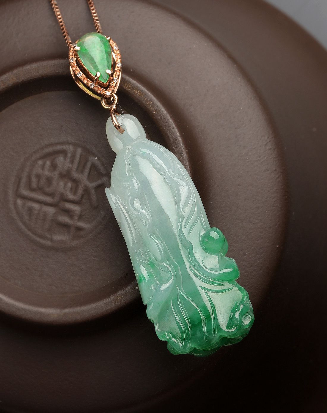 东方翡翠 冰种阳绿白菜18k金钻石镶天然翡翠吊坠