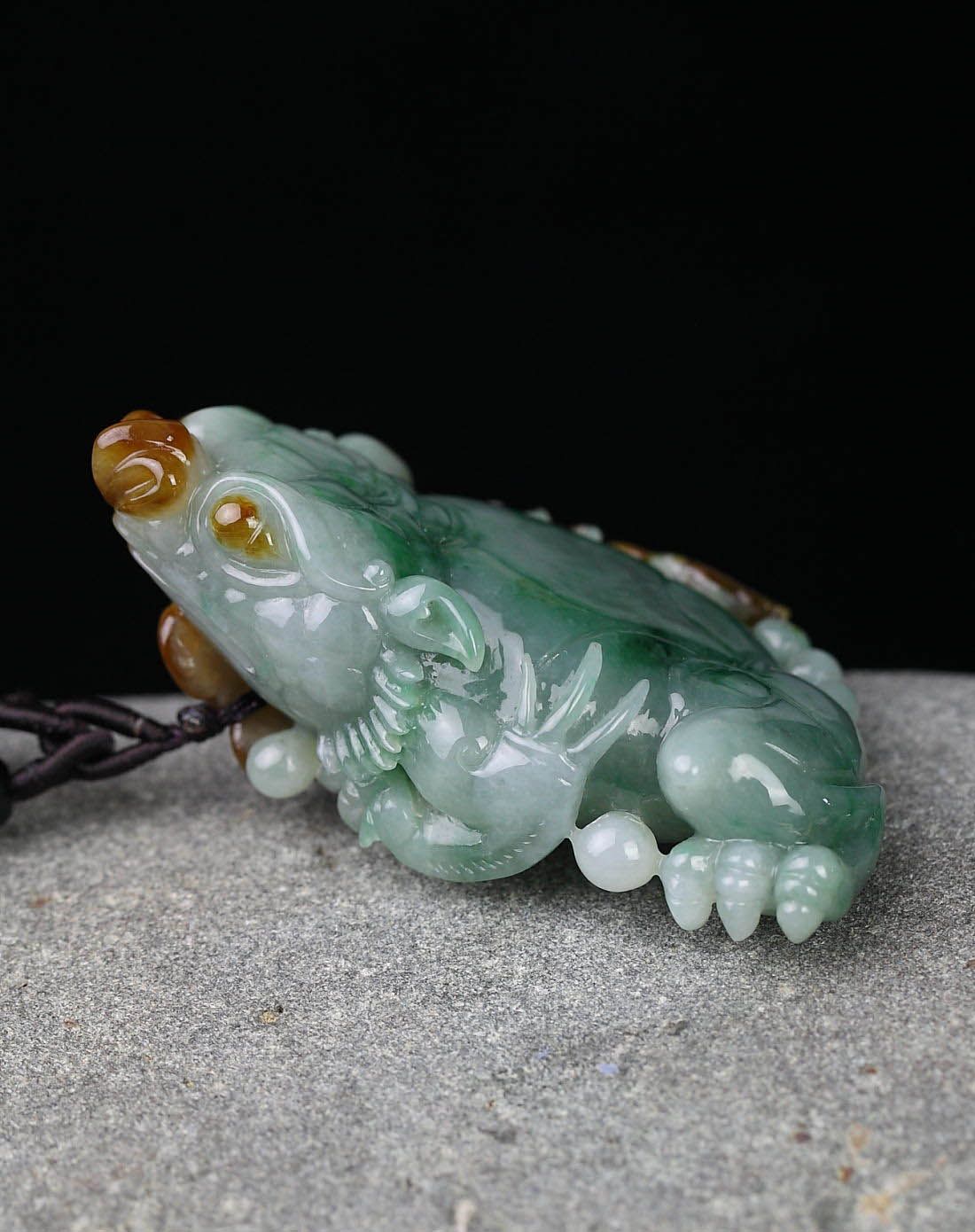 天然a货俏色飘阳绿飘黄翡翠三足金蟾手把件