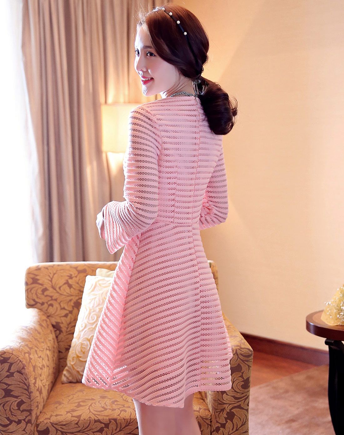 粉红色条纹收腰大裙摆连衣服