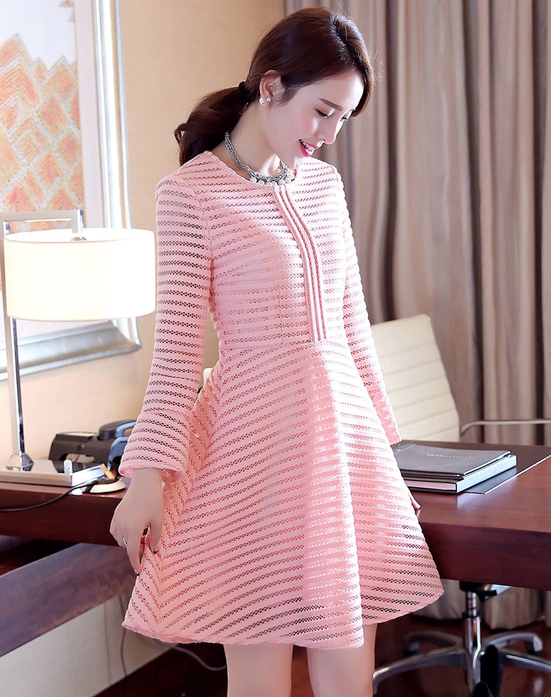 粉红色条纹收腰大裙摆连衣服