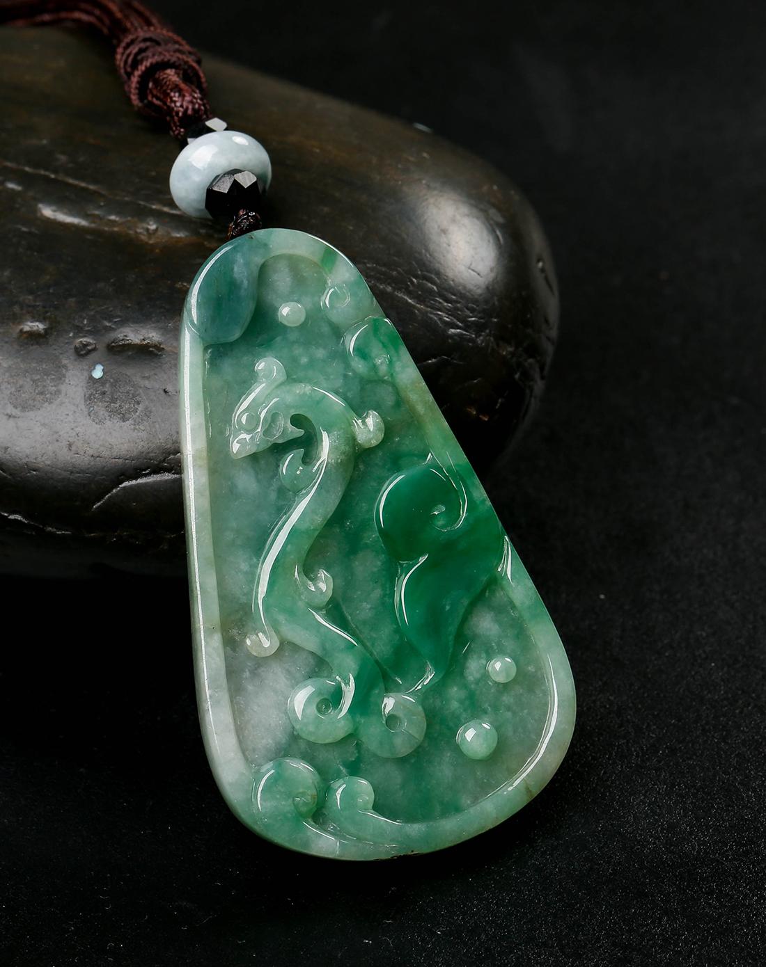 糯种翠色欲滴浑厚招财纳福a货翡翠吊牌