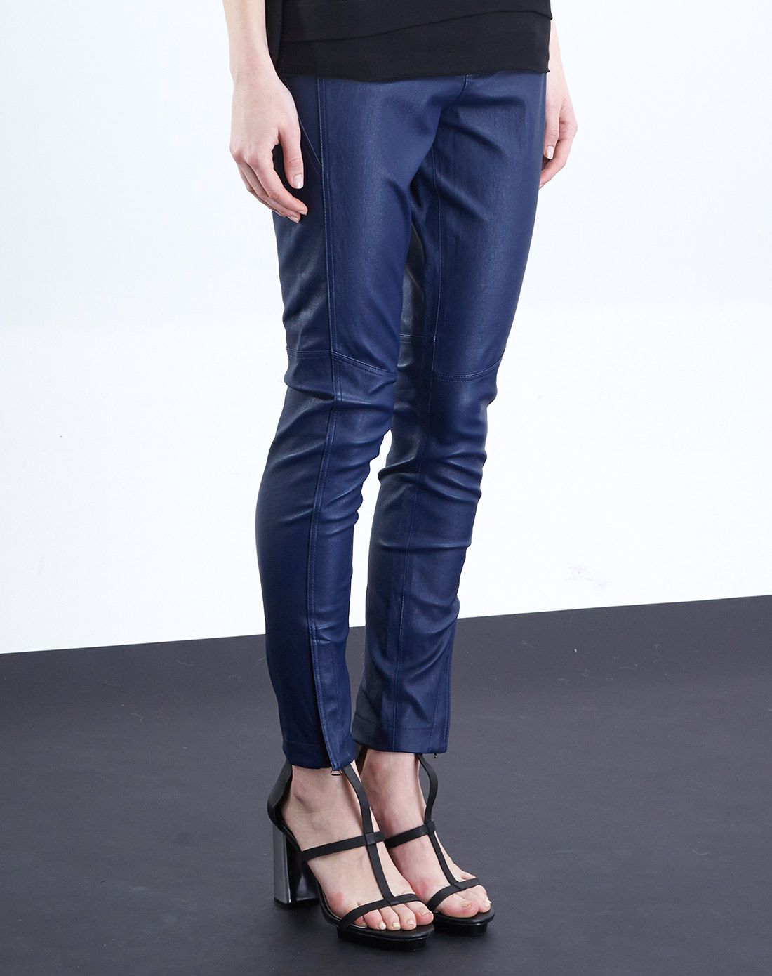 深宝蓝色简约风双拉链皮裤