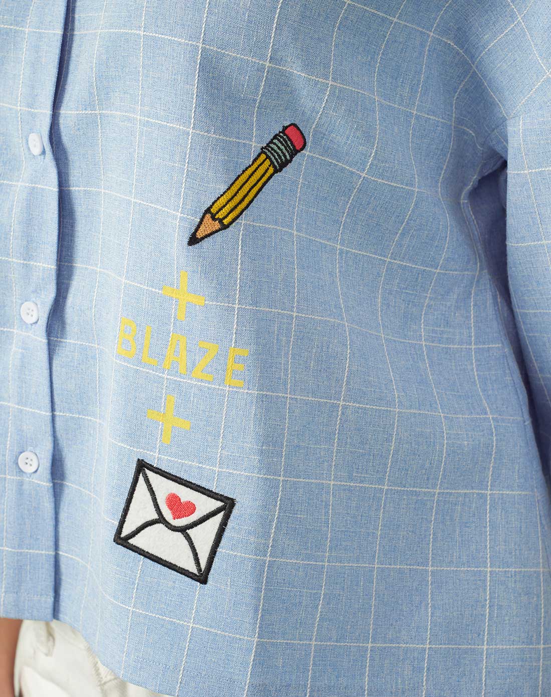 浅蓝色格子短款衬衫