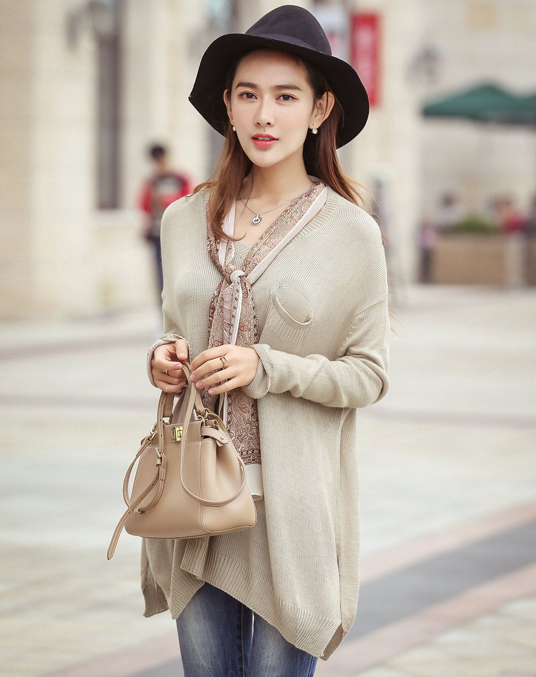 米色搭配丝巾v领宽松针织衫