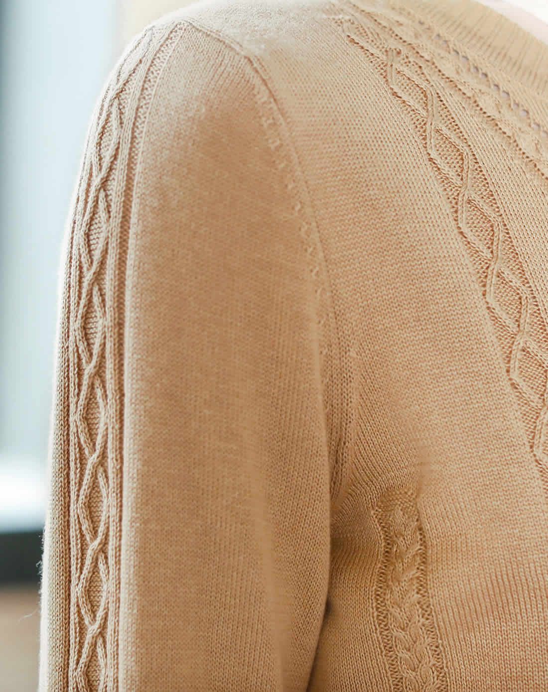 卡其圆领扭绳肌理时尚百搭毛衣