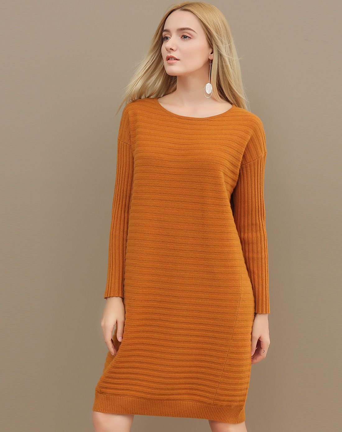 女棕色圆领横条长款羊绒连衣裙