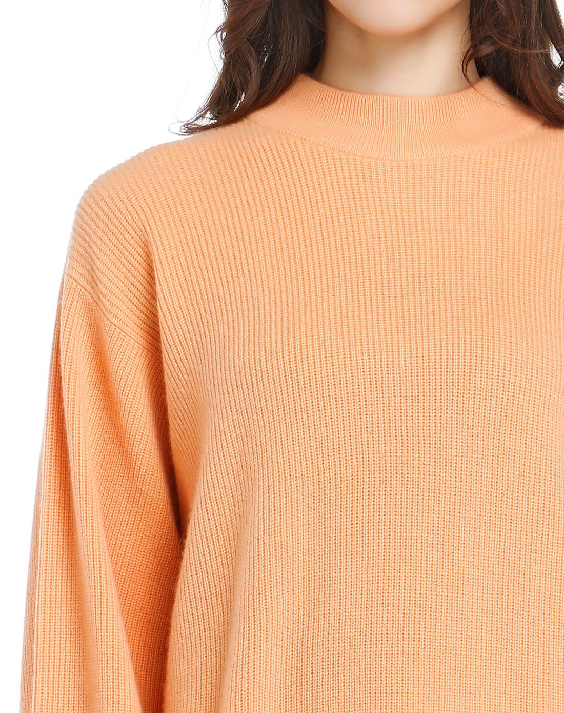 浅橙色基本款简洁长袖山羊绒衫