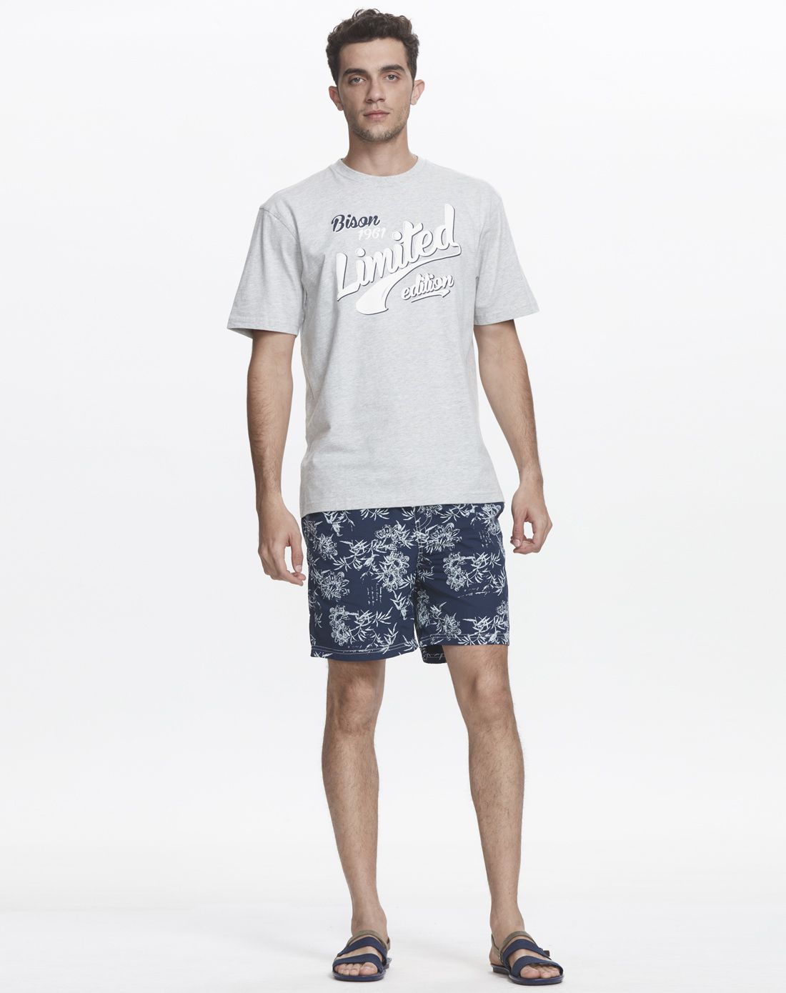 浅灰色字母棉柔舒爽休闲t恤衫