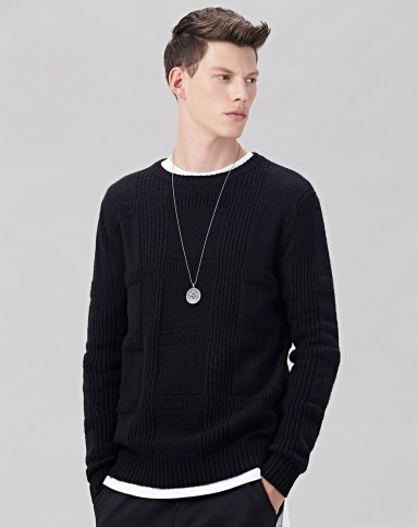 黑色同色编织提花圆领毛衣