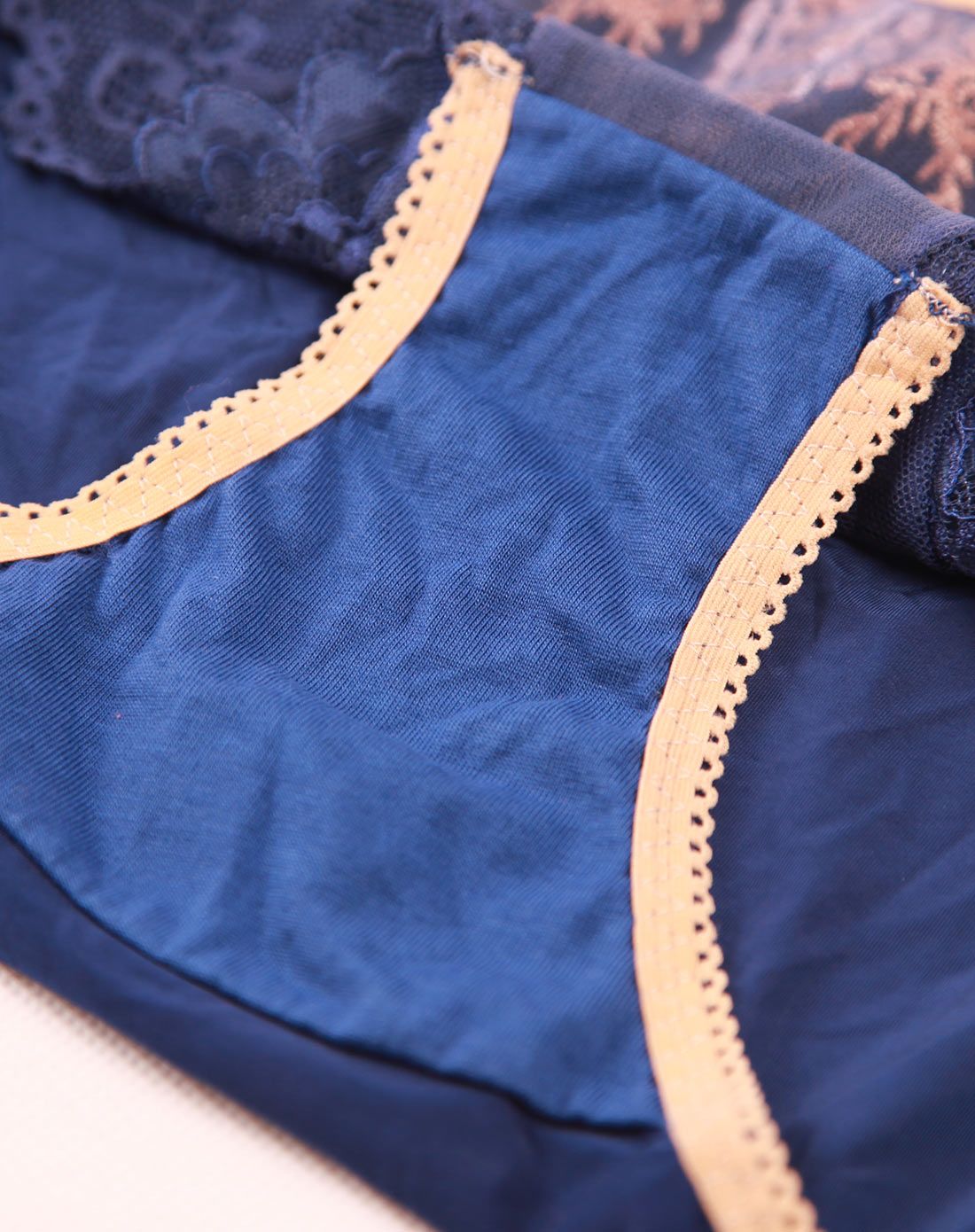 女款深蓝色性感蕾丝边中低腰三角内裤