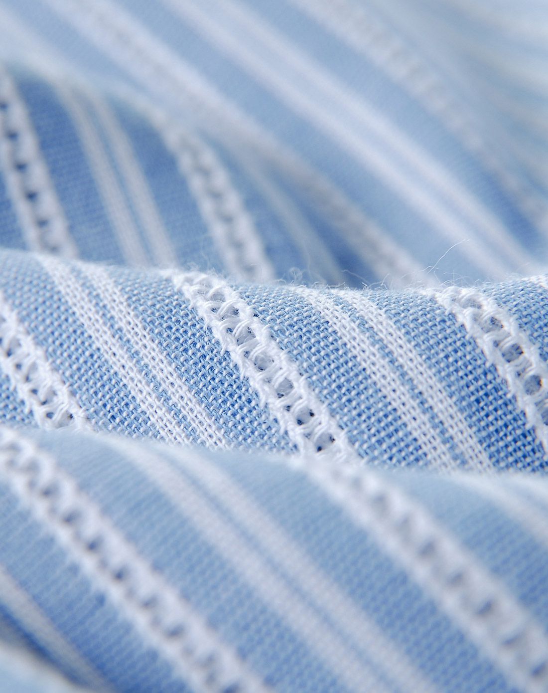 浅蓝色简约休闲条纹衬衫