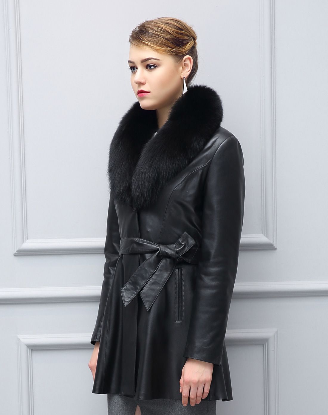 女士狐狸毛领中长黑色修身羊皮外套