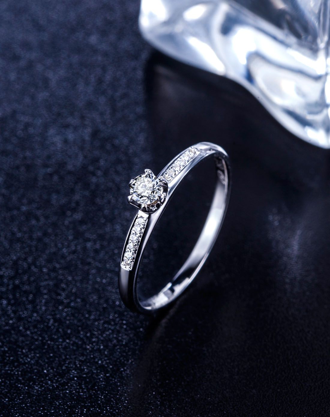 > 18k白金简约优雅女士钻石戒指